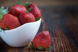 how to grow strawberries hydroponically header